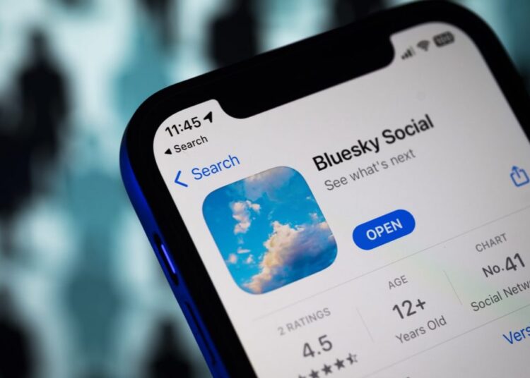 Χ εναντίον Bluesky: Τι είναι η πλατφόρμα που θέλει να γίνει το νέο Twitter