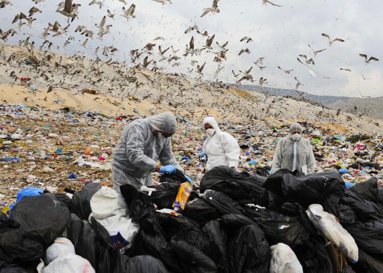 Ευρωπαϊκή Επιτροπή: Με προειδοποιητική επιστολή ζητά συμμόρφωση για τα απόβλητα