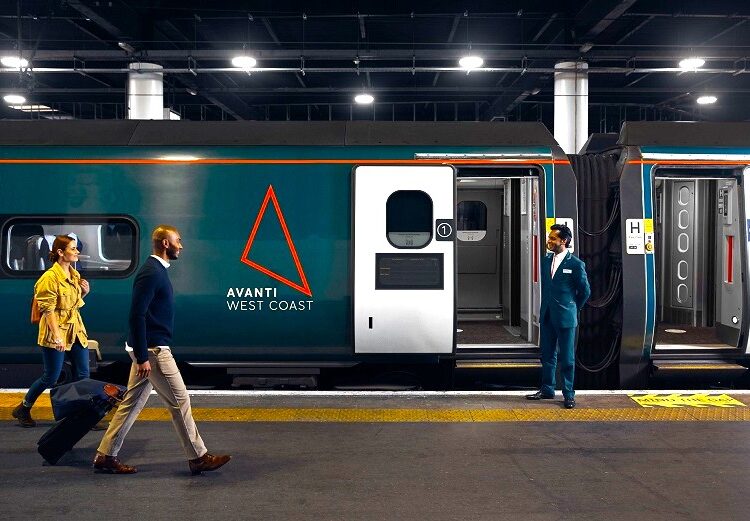 Η Βρετανία επανεθνικοποιεί το σιδηρόδρομο και βάζει τέλος στις κακές επιδόσεις