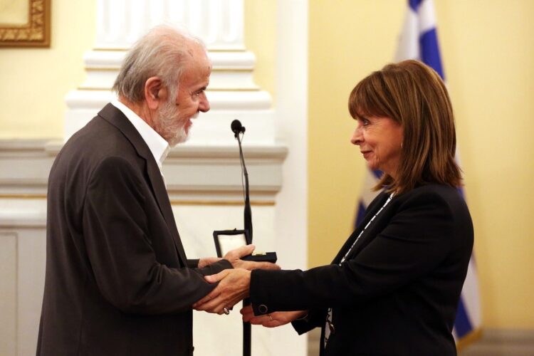 Ο ποιητής και στιχουργός Μιχάλης Γκανάς, παραλαμβάνει από την Πρόεδρο της Δημοκρατίας τον Χρυσό Σταυρό του Τάγματος της Τιμής στην τελετή παρασημοφόρησης ανθρώπων του Πολιτισμού στο Προεδρικό Μέγαρο, ΑΠΕ-ΜΠΕ/ΑΛΕΞΑΝΔΡΟΣ ΜΠΕΛΤΕΣ