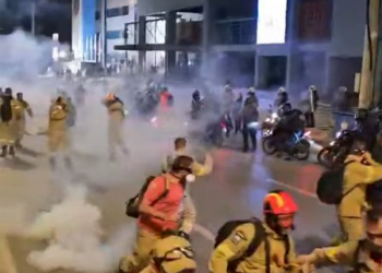 Eποχικοί πυροσβέστες: Νέα συγκέντρωση σήμερα – 14 τραυματίες στα επεισόδια χθες (vids)