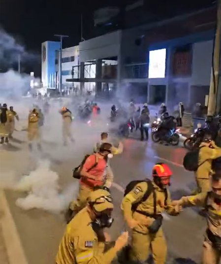 Eποχικοί πυροσβέστες: Νέα συγκέντρωση σήμερα – 14 τραυματίες στα επεισόδια χθες (vids)