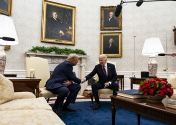 Τραμπ-Μπάιντεν: Έδωσαν τα χέρια στο κατώφλι του Λευκού Οίκου – Οι «φαρμακεροί» διάλογοι