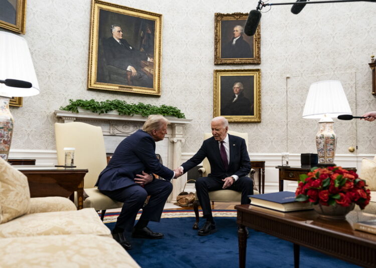 Τραμπ-Μπάιντεν: Έδωσαν τα χέρια στο κατώφλι του Λευκού Οίκου – Οι «φαρμακεροί» διάλογοι