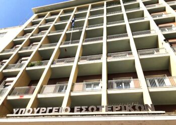 ΥΠΕΣ για μέσο μισθό: Παράθυρο προοπτικής να ξεπεράσει τα 1.500 ευρώ το 2027