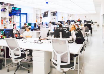 ΕΛΣΤΑΤ: Στο 9,8% η ανεργία τον Οκτώβριο 2024 – Οι γυναίκες επιστρέφουν στην αγορά εργασίας