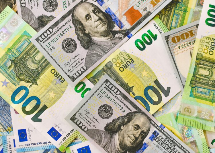 Συνάλλαγμα: Αγωνία δίχως τέλος για ευρώ – Υποχωρεί 0,18%, στα 1,0549 δολάρια