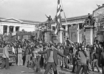 Πολυτεχνείο 1973: Γιατί η αιματοβαμμένη σημαία βρίσκεται στα χέρια της ΠΑΣΠ