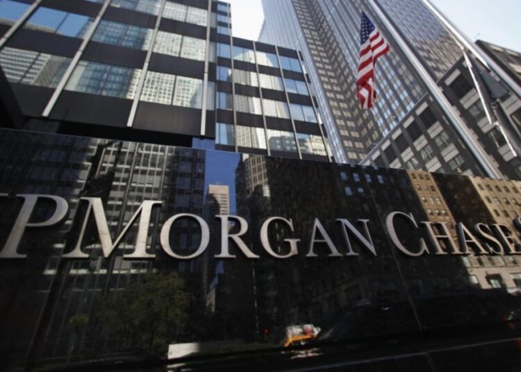 Η JP Morgan «βλέπει» νέα κανονικότητα στο ελληνικό χρηματιστήριο – Τα «ατού» και ο ρόλος της Πειραιώς