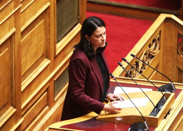 Κεραμέως για κατώτατο μισθό: «Θεσπίζουμε δίχτυ ασφαλείας στα 950 ευρώ»