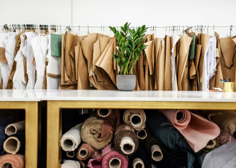 ΣΕΠΕΕ: Αύξηση στις λιανικές πωλήσεις ενδυμάτων το 2024, πτώση στις εξαγωγές