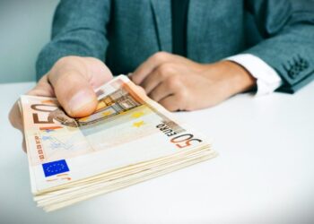 Μισθοί: Οι έξι σημαντικές αλλαγές σε δημόσιο και ιδιωτικό τομέα το 2025