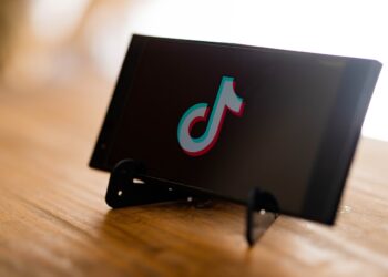 TikTok: Η μητρική του ζητά από πρώην ασκούμενο 1,1 εκατ. δολάρια για παραβίαση των δεδομένων τεχνητής νοημοσύνης