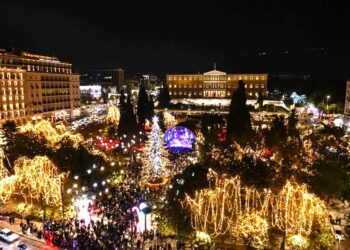 Χριστουγεννιάτικη μαγεία στο Σύνταγμα: Η Αθήνα ανέβασε τους γιορτινούς τόνους