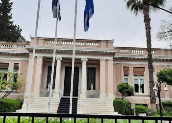 Η κυβέρνηση έρχεται σε ρήξη με τους τραπεζίτες για τις χρεώσεις και τα χαμηλά επιτόκια  των καταθέσεων