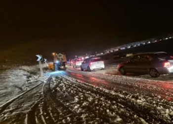 Η ΕΛΑΣ για τις ουρές χιλιομέτρων στην Αράχωβα: Ακινητοποιήθηκαν ηλεκτρικά αυτοκίνητα λόγω ψύχους