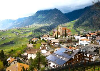 ΥΠΕΝ: Νέα προγράμματα από το Ταμείο Ανάκαμψης για «πράσινη» θέρμανση νερού