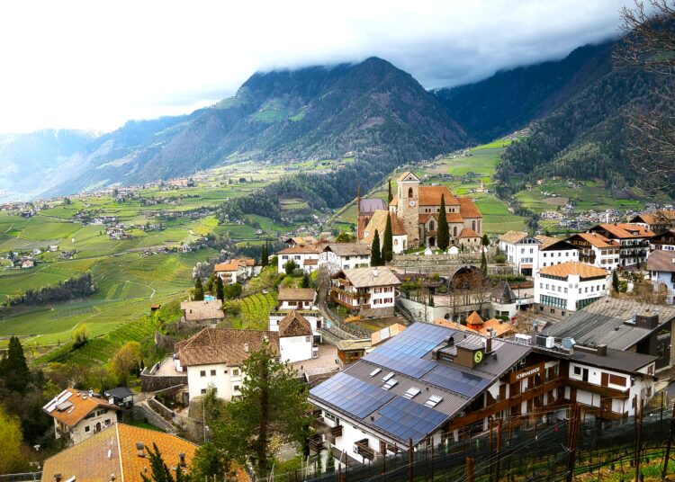 ΥΠΕΝ: Νέα προγράμματα από το Ταμείο Ανάκαμψης για «πράσινη» θέρμανση νερού