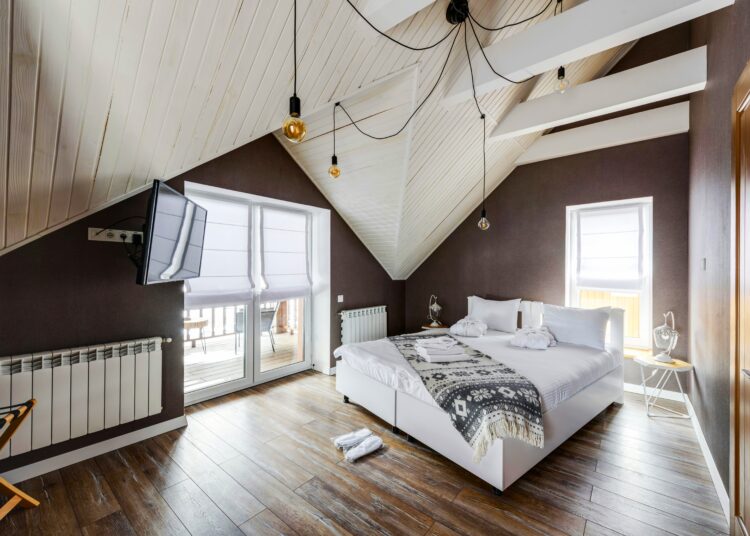 Βραχυχρόνιες μισθώσεις: Πώς το νέο νομοσχέδιο αλλάζει το «παιχνίδι» στον τουρισμό