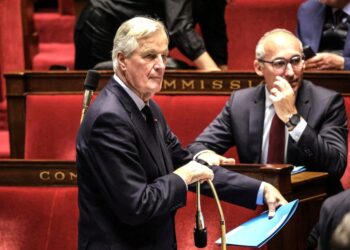 Στα πρόθυρα κατάρρευσης η γαλλική κυβέρνηση μετά την πρόταση μομφής κατά Μπαρνιέ