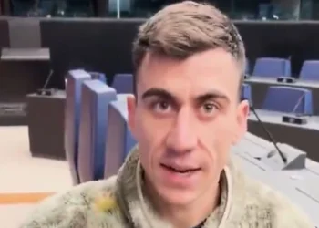 Φειδίας Παναγιώτου: Προτείνει να απολυθεί το 80% των υπαλλήλων της ΕΕ