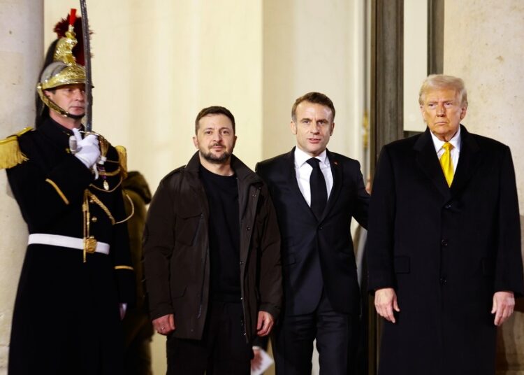 Τριμερής στο Παρίσι: Ο Τραμπ άργησε, αλλά η διπλωματία… χαμογέλασε