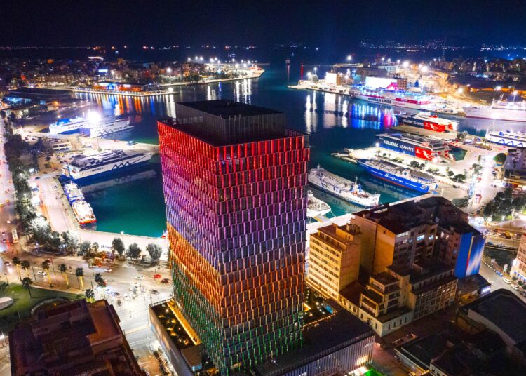 Η φωταγώγηση του Πύργου Πειραιά «λούζει» με τη μαγεία των Χριστουγέννων το λιμάνι (φωτό &video)