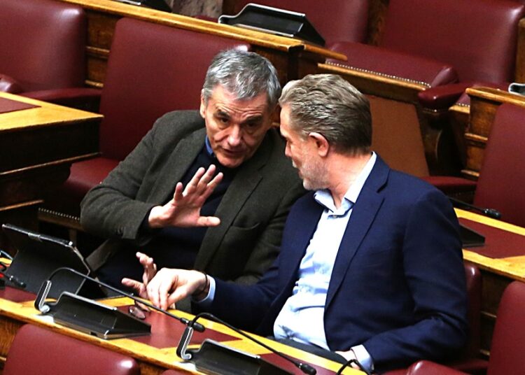 Προϋπολογισμός 2025: Συμμαχίες σε εξέλιξη στα βουλευτικά έδρανα – Τι «μαγειρεύουν» Τσακαλώτος-Γερουλάνος;