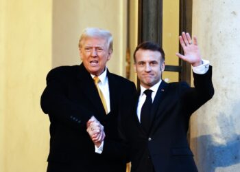 Από το ΝΑΤΟ στη Notre Dame: Οι χειραψίες Μακρόν-Τραμπ που έγραψαν ιστορία