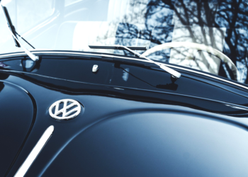 Ιστορική συμφωνία Volkswagen:  Ανοιχτά τα εργοστάσια, «ψαλίδισμα» στα κόστη