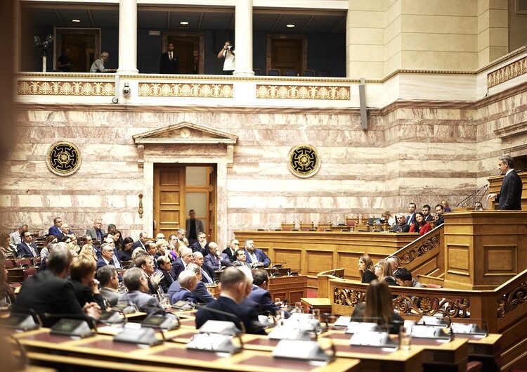 Βουλή: Υπερψηφίστηκε το νομοσχέδιο για τον κατώτατο μισθό (video)