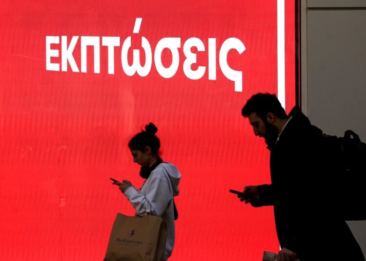 Εκπτώσεις που «ζεσταίνουν» τον χειμώνα: Πότε και πώς να ψωνίσετε έξυπνα