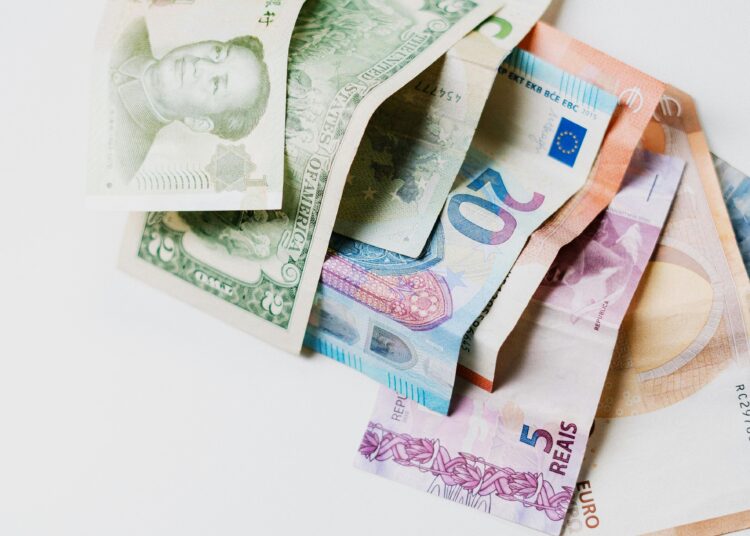 Συνεχίζεται η πτωτική πορεία του ευρώ έναντι του δολαρίου: Οι «άσσοι» του αντιπάλου