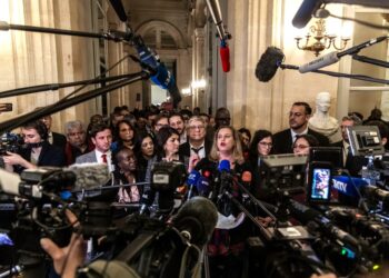 Γαλλία: Η ριζοσπαστική αριστερά δεν χρονοτριβεί – Καλεί σε παραίτηση τον Μακρόν