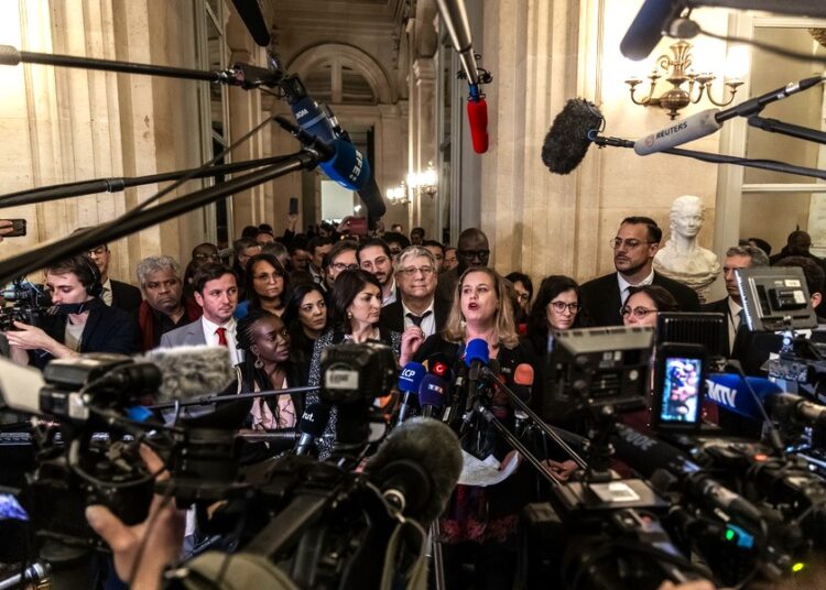 Γαλλία: Η ριζοσπαστική αριστερά δεν χρονοτριβεί – Καλεί σε παραίτηση τον Μακρόν