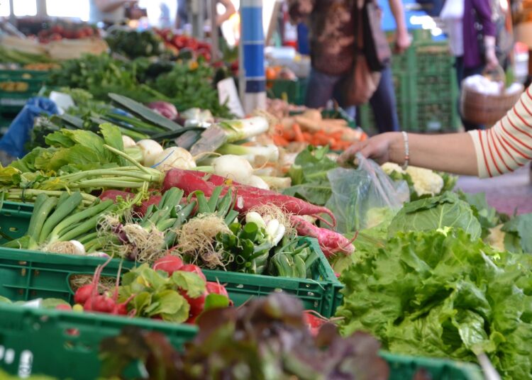 Λαϊκές αγορές: Καταργούνται φορολογική και ασφαλιστική ενημερότητα για ανανέωση ή έκδοση νέας άδειας σε πωλητές