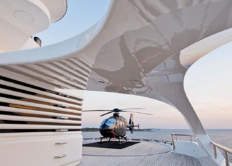 Ο έλληνας εφοπλιστής που μένει σε mega yacht των 106 μέτρων