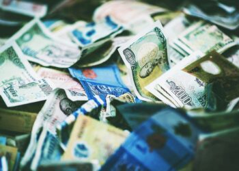 Συνάλλαγμα: Το ευρώ ενισχύεται οριακά 0,03%, στα 1,0500 δολάρια