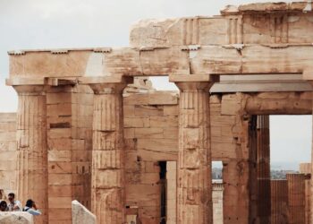 ΤτΕ: Στα 21 δισ. ευρώ τα έσοδα από τον τουρισμό στο δεκάμηνο 2024