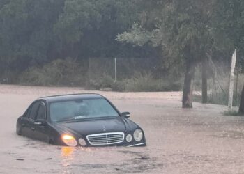 Καιρός/Live: Η κακοκαιρία Bora σφυροκοπά τη χώρα- Δραματική κατάσταση σε Λήμνο και Ρόδο