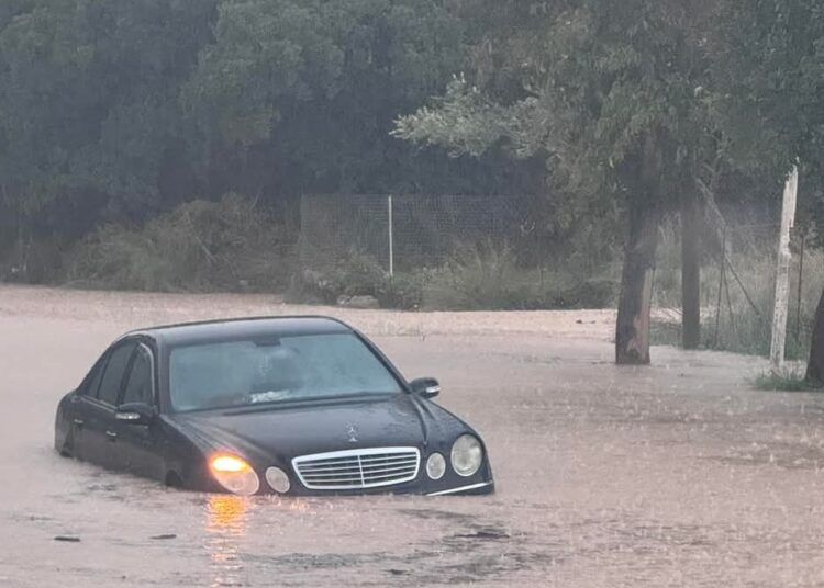 Καιρός/Live: Η κακοκαιρία Bora σφυροκοπά τη χώρα- Δραματική κατάσταση σε Λήμνο και Ρόδο