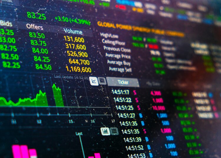 FTSE 100: Νέο ρεκόρ παρά την πτώση της λίρας – Οι εξαγωγείς πρωταγωνιστές