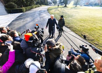 Ο Τραμπ «κλειδώνει» τα σύνορα και ενεργοποιεί στρατιωτικές απελάσεις