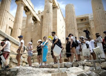 Ιστορικό ρεκόρ για τον Ελληνικό Τουρισμό: Τι δείχνουν 4 έρευνες για το 2025