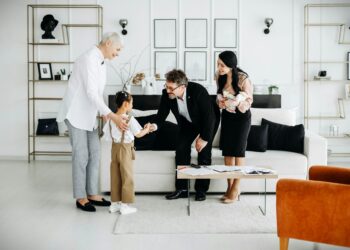 Ενίσχυση για ανάδοχους γονείς παιδιών με αναπηρία: Το νέο πλαίσιο στήριξης