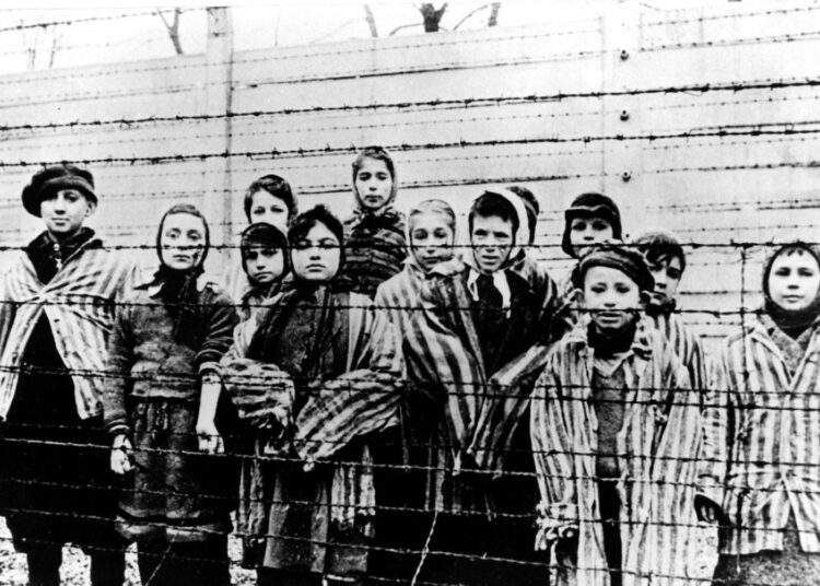 ΕΕ: Φόρος τιμής στα θύματα του Ολοκαυτώματος για την 80ή επέτειο απελευθέρωσης του Άουσβιτς