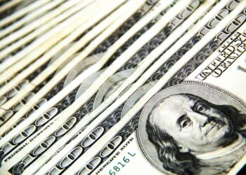 Το δολάριο κυριαρχεί: Νέα υψηλά έναντι ευρώ και λίρας