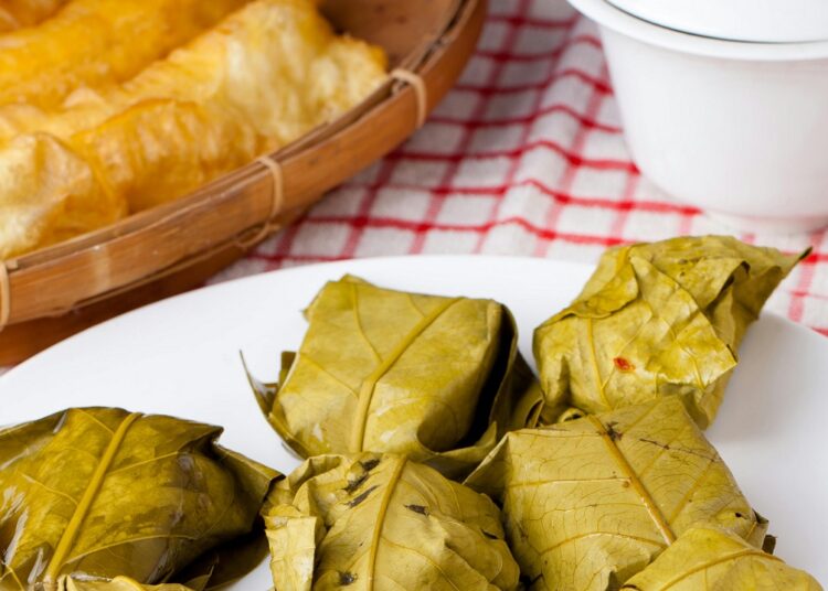 Είναι η λέξη «μεζέδες» ελληνική; Κι αν όχι, ποια είναι η δική μας λέξη;