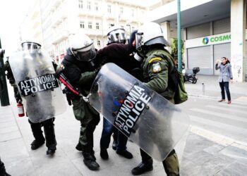 Χάος στο κέντρο της Αθήνας: Επεισόδια στην πλατεία Συντάγματος με μολότοφ και χημικά