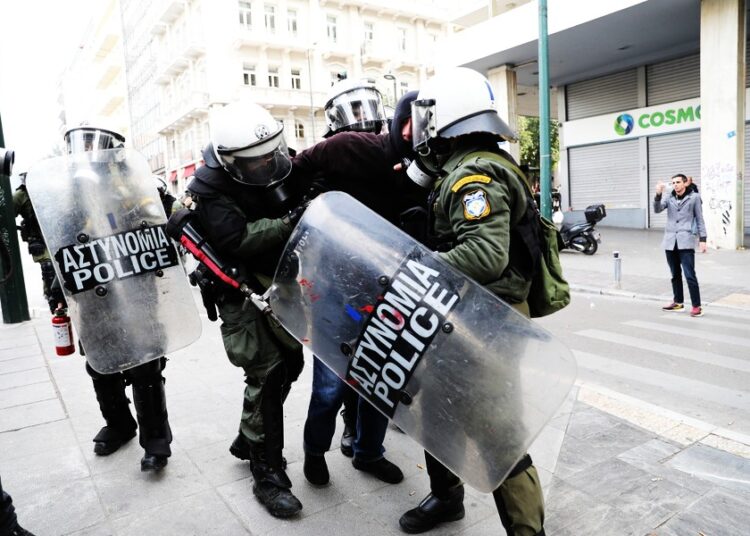 Χάος στο κέντρο της Αθήνας: Επεισόδια στην πλατεία Συντάγματος με μολότοφ και χημικά